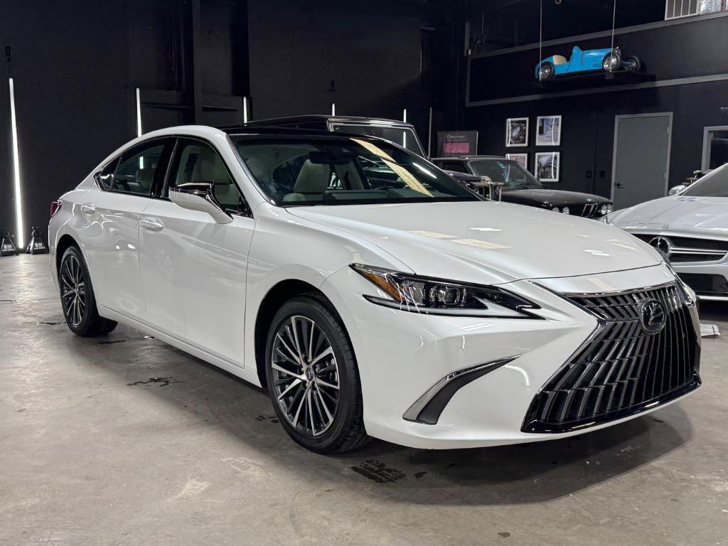 2024 Lexus ES 350's photo