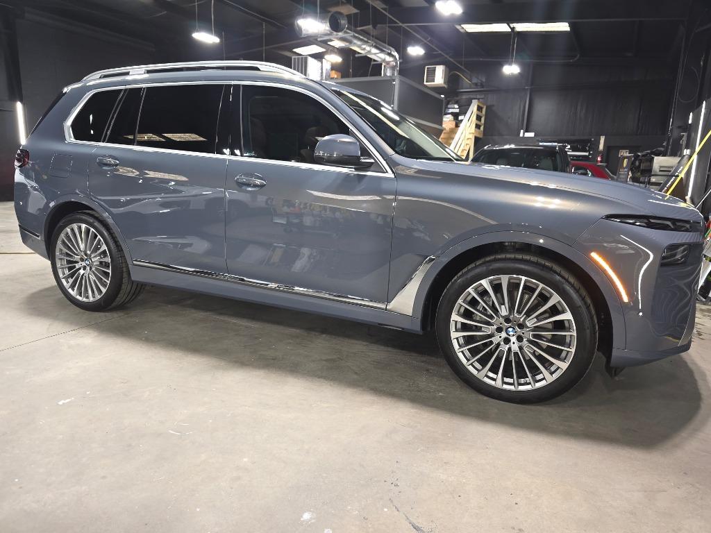 2025 BMW X7 40i's photo